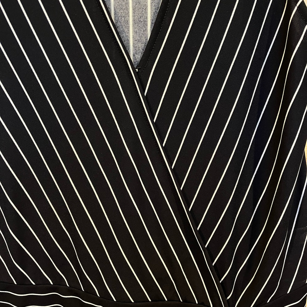 Banana Republic woman’s xs faux wrap striped sleeveless top - Picture 8 of 8